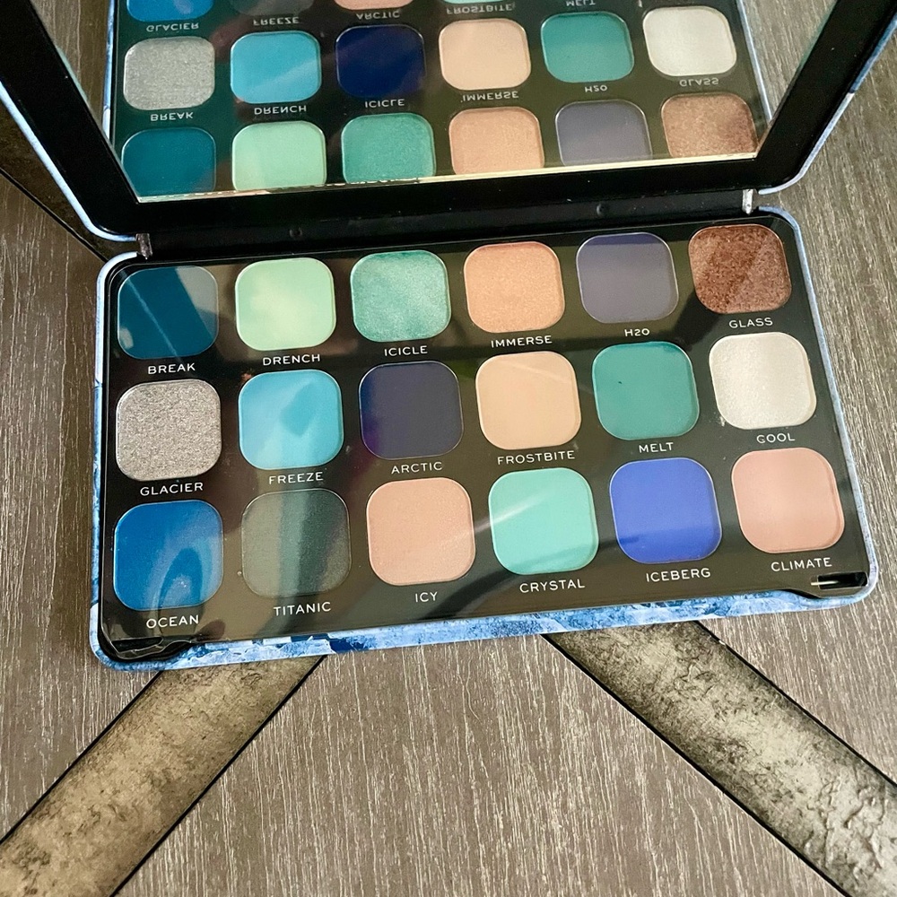 Makeup Revolution Eyeshadow Palette London Forever Flawless Ice, 18 Shades New - Picture 3 of 7